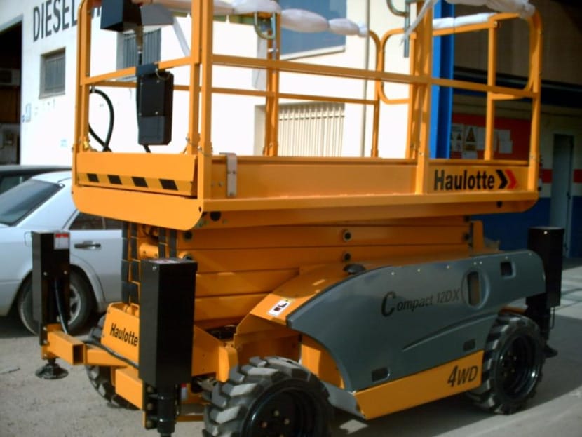 Haulotte C12DX - Scissor lift